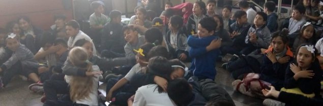 Estudiantes de 3° básico del Colegio TDG La Granja realizan yoga y meditación grupal