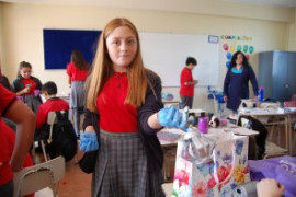 7º Básico del Colegio Santiago Quilicura fabrica utensilios de uso personal con materiales reciclados del hogar