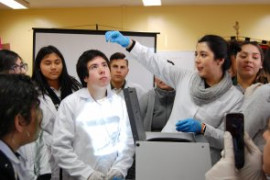 Academia de Biotecnología del CS Pudahuel extrae su propio ADN en increíble experimento