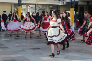 TDG El Bosque celebra Fiestas Patrias con bailes y entretenidos juegos típicos