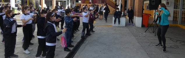 TDG Lo Prado realiza intervención de baile entretenido durante los recreos