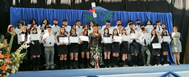 Cursos de 8° básico 2021 del TDG El Bosque viven hermosa ceremonia de licenciatura