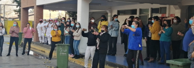 Centro de padres del TDG Lo Prado sorprenden a funcionarias por el Día de la Madre