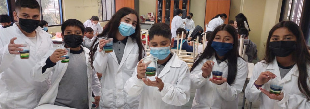 Estudiantes de 5° básico a IV° medio del TDG El Bosque realizan sesiones experimentales en laboratorio de Ciencias