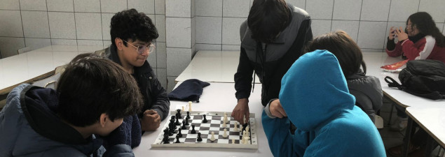 Estudiantes del TDG El Bosque disfrutan juegos de mesa durante los recreos