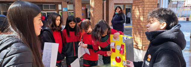 “El mundo de las Redes Sociales”: 2° medio del CS La Florida expone proyecto ABP de Inglés y Artes