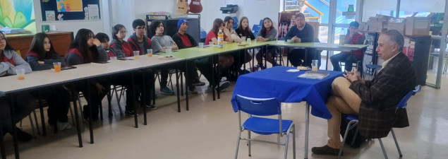 Estudiantes de 1° y 2° medio del CS Emprendedores participan en “Diálogos en movimiento” y reciben visita de destacado autor