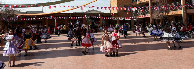 Centro de Estudiantes del CS Quilicura realiza peña folklórica con competencias y bailes típicos