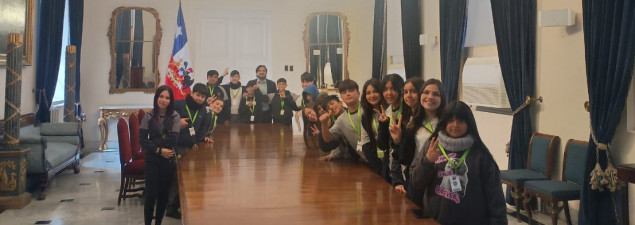 Estudiantes de 6° básico del TDG El Bosque aprenden sobre democracia y participación con visitan al Palacio de La Moneda