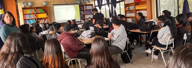 Ciencias al aula: Dr. en Física visita a estudiantes de 3° y 4° medio del TDG El Bosque