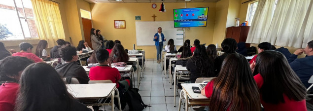 Estudiantes de 8° básico del CS La Florida participan en charla sobre la importancia de obtener buenas notas