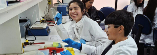 Estudiantes del TDG Lo Prado extraen su ADN en sesión práctica de Biología Molecular