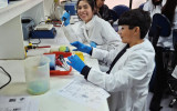 Estudiantes del TDG Lo Prado extraen su ADN en sesión práctica de Biología Molecular