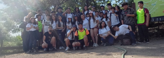 Estudiantes de 2° medio del TDG Lo Prado aprenden sobre poesía al aire libre en visita al Cerro San Cristóbal