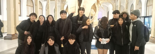 Estudiantes de III° Medio exploran el Museo de Historia Natural en una experiencia de aprendizaje activo