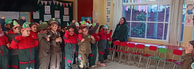 Comunidad educativa del Colegio Santiago rinde homenaje a Carabineros de Chile en su 99° aniversario