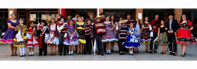 Colegio Santiago inaugura el Mes de la Chilenidad con tradicional esquinazo